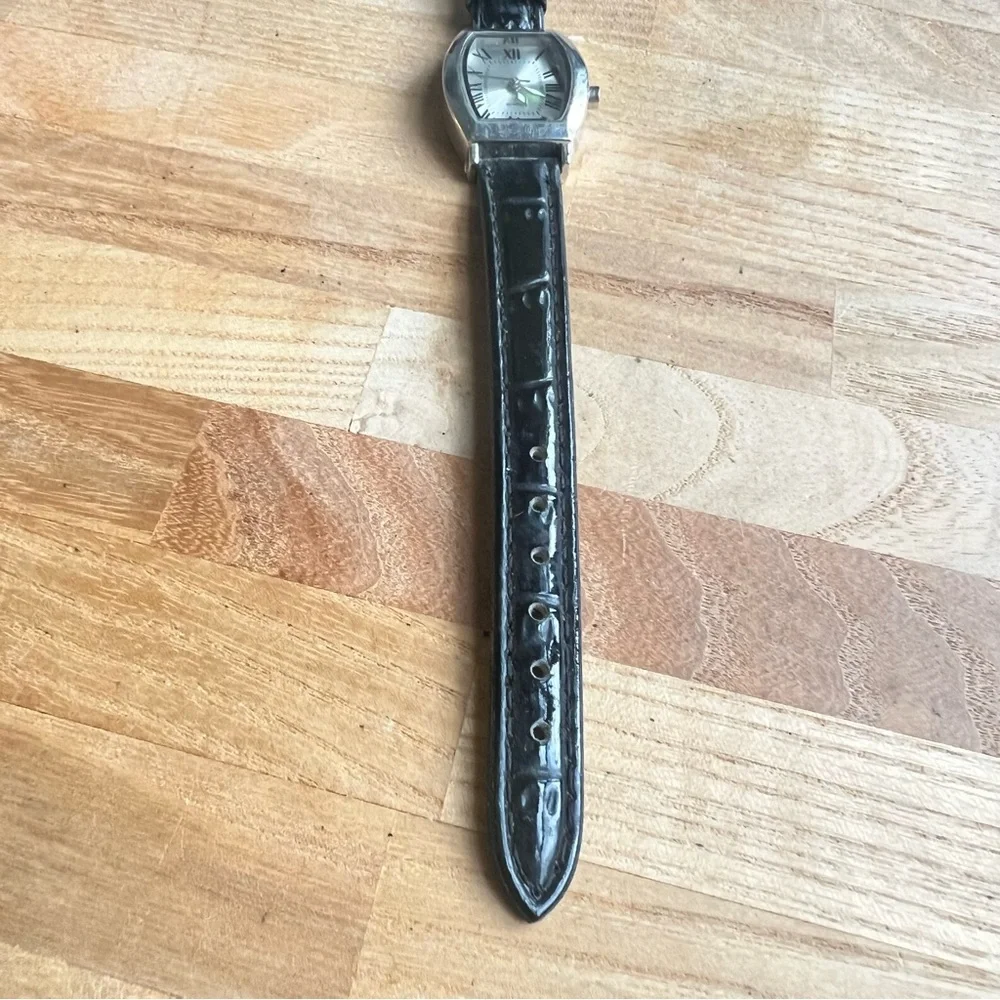Unbranded ladies silver tone black leather dress watch NEW BATTERY